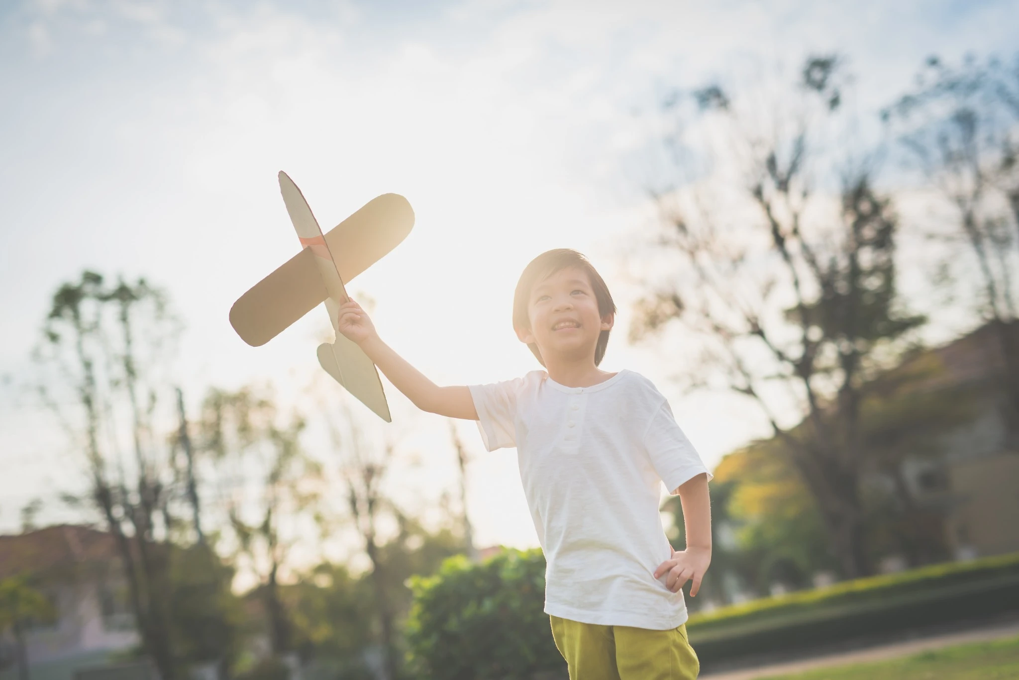 兒童在戶外玩飛機玩具